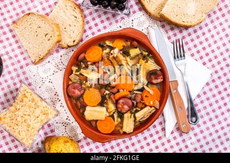 Ragoût de requin-taupe noir ou litao avec potatos, typique de la ville d'Olhao, Portugal. Banque D'Images