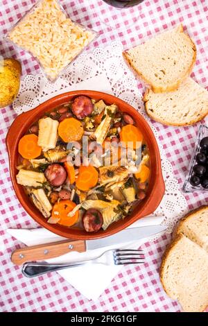 Ragoût de requin-taupe noir ou litao avec potatos, typique de la ville d'Olhao, Portugal. Banque D'Images