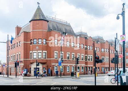 Le poste de police de Forest Gate, Newham, a pris une belle journée ensoleillée avec quelques personnes attendant dehors. Banque D'Images