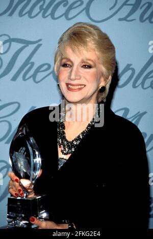 **PHOTO DE FICHIER** Olympia Dukakis est décédé. Olympia Dukakis aux Prix du choix des personnes de 1990 crédit: Ralph Dominguez/MediaPunch crédit: Ralph Dominguez/MediaPunch Banque D'Images