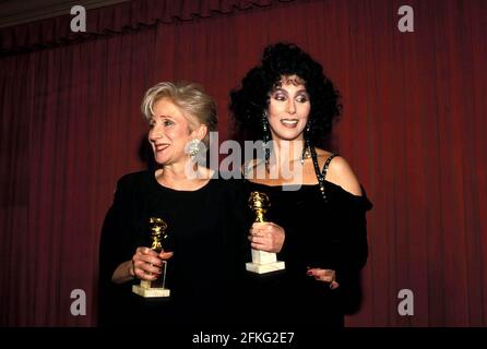 **PHOTO DE FICHIER** Olympia Dukakis est décédé. Olympia Dukakis et cher au 45e Golden Globe Awards, en hommage au meilleur du cinéma et de la télévision pour 1987 le 23 janvier 1988 à l'hôtel Beverly Hilton. Crédit: Ralph Dominguez/MediaPunch Banque D'Images