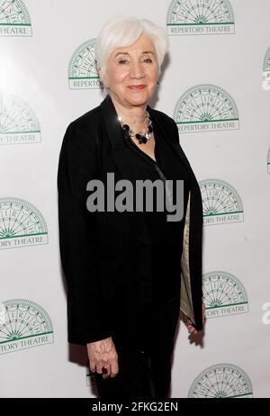 **PHOTO DE FICHIER** Olympia Dukakis est décédé. New York, NY- juin 8: L'actrice Olympia Dukakis participe à la CÉRÉMONIE DES YEATS du Théâtre de répertoire irlandais: La célébration à l'Hôtel de ville le 8 juin 2015 à New York. Crédit : John Palmer/MediaPunch Banque D'Images