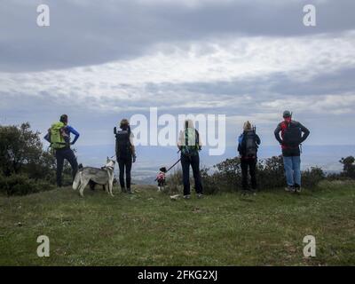 Un groupe de jeunes randonneurs au sommet d'une montagne en admirant la vue sur le paysage Banque D'Images