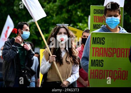 Lisbonne, Portugal. 1er mai 2021. Les participants à la fête du travail tiennent des écriteaux pendant la célébration. Des centaines de personnes ont participé à la commémoration du 1er mai, Journée du travail, organisée par les syndicats ouvriers du pays. La célébration s'est concentrée surtout dans la capitale Lisbonne et dans les villes de Porto et Viseu. Crédit : SOPA Images Limited/Alamy Live News Banque D'Images