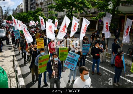 Lisbonne, Portugal. 1er mai 2021. Les participants à la fête du travail tiennent des écriteaux et des drapeaux en faveur des demandes de main-d'œuvre. Des centaines de personnes ont participé à la commémoration du 1er mai, Journée du travail, organisée par les syndicats ouvriers du pays. La célébration s'est concentrée surtout dans la capitale Lisbonne et dans les villes de Porto et Viseu. Crédit : SOPA Images Limited/Alamy Live News Banque D'Images