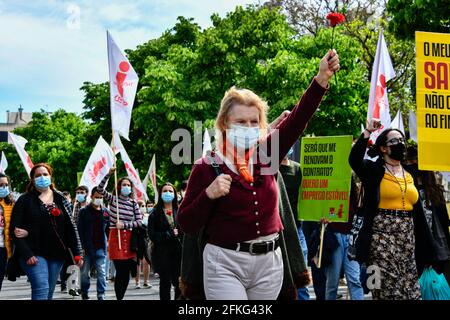 Lisbonne, Portugal. 1er mai 2021. Les participants à la fête du travail tiennent des écriteaux pendant la célébration. Des centaines de personnes ont participé à la commémoration du 1er mai, Journée du travail, organisée par les syndicats ouvriers du pays. La célébration s'est concentrée surtout dans la capitale Lisbonne et dans les villes de Porto et Viseu. (Photo de Jorge Castellanos/SOPA Images/Sipa USA) crédit: SIPA USA/Alay Live News Banque D'Images