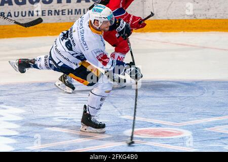 Rapperswil. 01-05-2021, achèvement de Carl Klingberg # 48 (EV Zug) pendant la demi-finale de hockey sur glace de la Ligue nationale 4 entre SC Rapperswil-Jona Lakers et EV Zug le 1er mai 2021 dans le stade St. Galler Kantonalbank à Rapperswil. (Suisse/Croatie SORTIE) crédit: SPP Sport presse photo. /Alamy Live News Banque D'Images