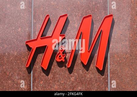 Stockholm, Suède - 30 avril 2021 : gros plan de l'enseigne H&M au-dessus de l'entrée de la boutique de vêtements. Banque D'Images