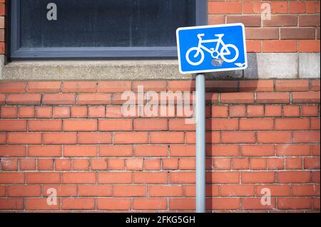 Faites du vélo sur la voie publique Banque D'Images