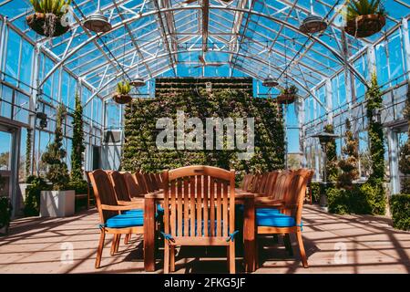 Belle structure de maison verte avec verre et métal. Cette grande fonctionnalité de divertissement et de croissance est située dans Katy TX, une communauté de banlieue de TX Banque D'Images