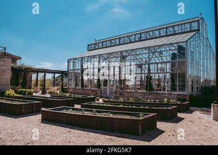 Belle structure de maison verte avec verre et métal. Cette grande fonctionnalité de divertissement et de croissance est située dans Katy TX, une communauté de banlieue de TX Banque D'Images