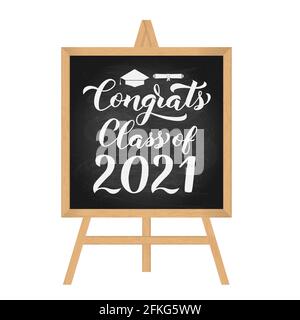 Congrats classe de 2021 écrit à la main sur tableau de craie avec cadre en bois. Félicitations aux diplômés en typographie. Modèle vectoriel pour voiture de vœux Illustration de Vecteur