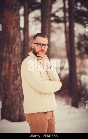 portrait d'un homme avec une barbe portant des lunettes la forêt d'hiver Banque D'Images