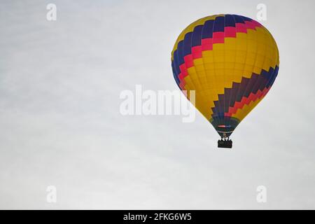 Montgolfière dans un ciel de la région viticole de Californie Banque D'Images