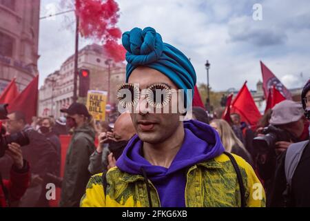 Londres, Royaume-Uni. 1er mai 2021. Tuez la protestation de Bill. Des milliers de personnes se rassemblent à Trafalgar Square pour se préparer à marcher contre un projet de loi récemment proposé sur la police, le crime, la détermination de la peine et les tribunaux le jour de mai (ou la fête du travail). De nombreux mouvements sociaux se sont unis pour protester contre ce projet de loi, qui, selon eux, mettrait des restrictions importantes à la liberté d'expression et de réunion, en donnant à la police le pouvoir de limiter les manifestations, entre autres mesures. Credit: Guy Corbishley/Alamy Live News Banque D'Images