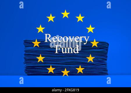 Pile de cinquante euros sur la table avec drapeau européen Banque D'Images