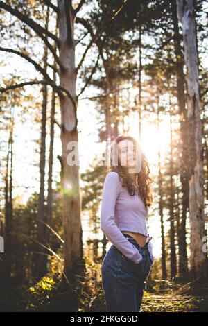 Jeune fille brune marchant dans la forêt Banque D'Images