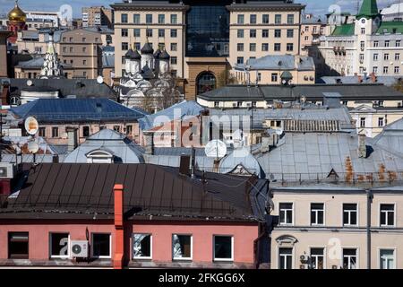 Vue de dessus des toits et des bâtiments dans le centre-ville de Moscou près de la rue Petrovka, Russie Banque D'Images