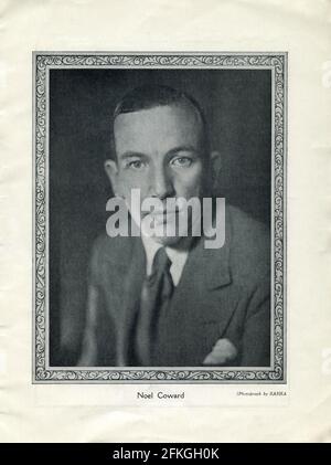 PORTRAIT DE NOEL COWARD comme Elyot Chase par SASHA dans LA VIE PRIVÉE une comédie intime en trois actes écrit et produit par Noel Coward présenté par Charles B. Cochran au Phoenix Theatre à Londres du 24 septembre 1930 Banque D'Images