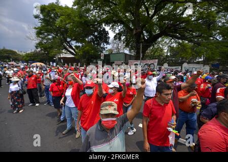 San Salvador, El Salvador. 1er mai 2021. Les manifestants tiennent leurs poings pendant la manifestation.les travailleurs sont descendus dans la rue lors de la journée internationale des travailleurs au milieu de la pandémie COVID-19. (Photo de Camilo Freedman/SOPA Images/Sipa USA) crédit: SIPA USA/Alay Live News Banque D'Images
