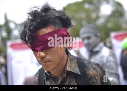 San Salvador, El Salvador. 1er mai 2021. Un homme est vu au cours d'une représentation théâtrale alors qu'il montre ce que les victimes de torture ont vécu au Salvador pendant la guerre.les travailleurs sont descendus dans la rue lors de la journée internationale des travailleurs au milieu de la pandémie COVID-19. (Photo de Camilo Freedman/SOPA Images/Sipa USA) crédit: SIPA USA/Alay Live News Banque D'Images