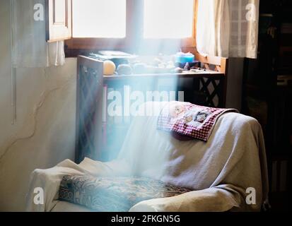 Fauteuil rural avec des vêtements traditionnels et la lumière du soleil tombant sur elle Banque D'Images