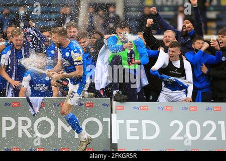 Peterborough, Cambridgeshire, Royaume-Uni. 1er mai 2021. Peterborough, Royaume-Uni. 1er mai 2021. Les joueurs de Peterborough United célèbrent leur promotion au championnat.EFL Skybet football League One Match, Peterborough Utd v Lincoln City au Weston Homes Stadium de Peterborough, Cambridgeshire, le samedi 1er mai 2021. Cette image ne peut être utilisée qu'à des fins éditoriales. Utilisation éditoriale uniquement, licence requise pour une utilisation commerciale. Aucune utilisation dans les Paris, les jeux ou les publications d'un seul club/ligue/joueur. Crédit: Andrew Orchard photographie sportive/Alamy Live News Banque D'Images