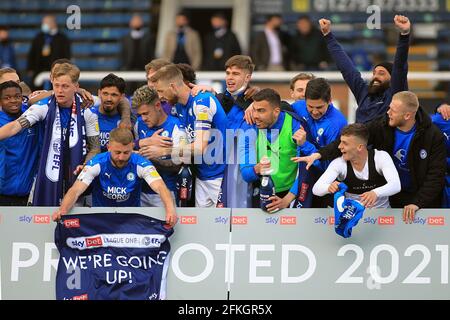 Peterborough, Cambridgeshire, Royaume-Uni. 1er mai 2021. Peterborough, Royaume-Uni. 1er mai 2021. Les joueurs de Peterborough United célèbrent leur promotion au championnat.EFL Skybet football League One Match, Peterborough Utd v Lincoln City au Weston Homes Stadium de Peterborough, Cambridgeshire, le samedi 1er mai 2021. Cette image ne peut être utilisée qu'à des fins éditoriales. Utilisation éditoriale uniquement, licence requise pour une utilisation commerciale. Aucune utilisation dans les Paris, les jeux ou les publications d'un seul club/ligue/joueur. Crédit: Andrew Orchard photographie sportive/Alamy Live News Banque D'Images