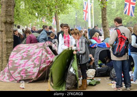 2011 mariage royal. Les gens ont campé dans des tentes dans le Mall pour être les premiers sur la clôture en espérant voir William et Kate. Emballez Banque D'Images