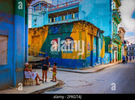 La Havane, Cuba, juillet 2019, scène urbaine par une murale du portrait d'Hugo Chavez et de Che Guevara dans la partie la plus ancienne de la ville Banque D'Images