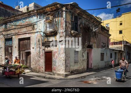 La Havane, Cuba, juillet 2019, scène urbaine dans la Calle San Ignacio une rue dans la partie la plus ancienne de la ville Banque D'Images