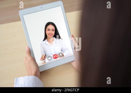 Vue arrière d'une entrevue avec une jeune femme d'affaires avec un candidat à l'emploi vidéoconférence en ligne Banque D'Images