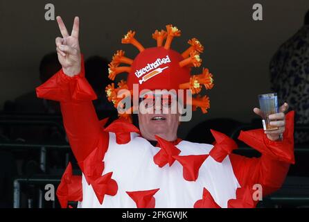 Louisville, États-Unis. 1er mai 2021. Mark Ferguson porte un chapeau et un costume sur le thème du coronavirus alors qu'il attend la 147e course du Kentucky Derby à Churchill Downs le samedi 1er mai 2021 à Louisville, Kentucky. Photo de Jason Szenes/UPI crédit: UPI/Alay Live News Banque D'Images