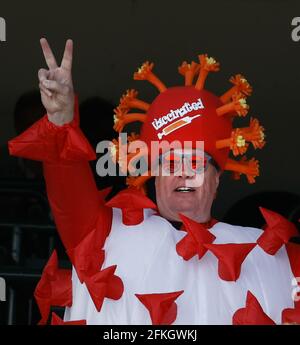 Louisville, États-Unis. 1er mai 2021. Mark Ferguson porte un chapeau et un costume sur le thème du coronavirus alors qu'il attend la 147e course du Kentucky Derby à Churchill Downs le samedi 1er mai 2021 à Louisville, Kentucky. Photo de Jason Szenes/UPI crédit: UPI/Alay Live News Banque D'Images