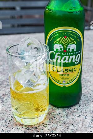 Thai Chang bouteille de bière et verre avec glaçons marché de nuit Bangkok Thaïlande. Banque D'Images