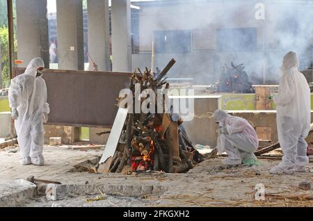 Beawar, Inde. 30 avril 2021. (4/30/2021) les membres de la famille, portant des costumes de protection, exécutent les derniers rites avant la crémation d'une victime de la COVID-19 au crématorium hindou Moksha Dham, dans un contexte d'augmentation des cas de coronavirus à Beawar. (Photo de Sumit Saraswat/Pacific Press/Sipa USA) crédit: SIPA USA/Alay Live News Banque D'Images