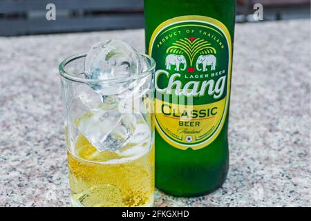 Thai Chang bouteille de bière et verre avec glaçons marché de nuit Bangkok Thaïlande. Banque D'Images