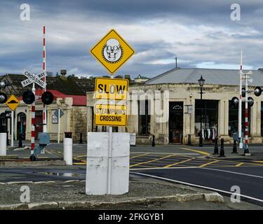 Signalisation routière indiquant que des steampunks se croisent à l'extérieur du musée Steampunk, Oamaru, Nouvelle-Zélande Banque D'Images