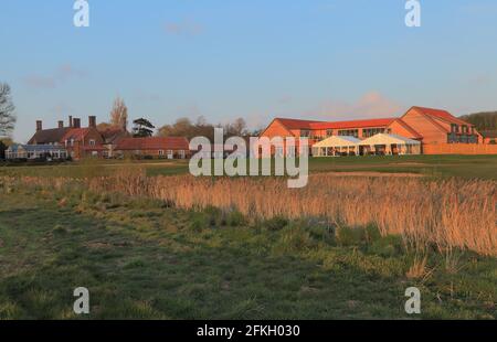 Heacham Manor Hotel, parcours de golf, Club House, terrasse, 18ème green, Parcours de golf anglais, Norfolk, Angleterre, Royaume-Uni Banque D'Images