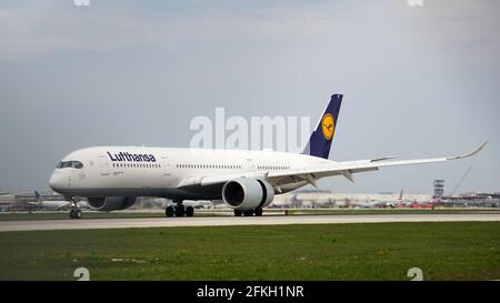 Les taxis Airbus A350 de Lufthansa sur la piste après l'atterrissage à l'aéroport international O'Hare de Chicago. Banque D'Images