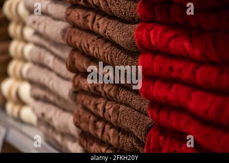 Une pile de serviettes de bain multicolores en gros plan. Accessoires de spa pour soins de santé. Banque D'Images