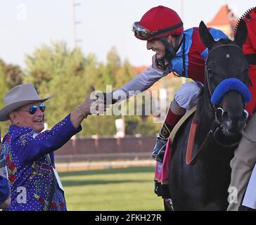 Louisville, États-Unis. 1er mai 2021. John Velazquez à bord de Medina Spirit, obtient des félicitations pour son chemin vers le cercle du gagnant après avoir remporté la 147e course du Kentucky Derby le 1er mai 2021 à Churchill Downs à Louisville, Kentucky. Photo de Mark Abraham/UPI crédit: UPI/Alay Live News Banque D'Images