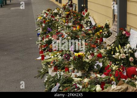 Potsdam Babelsberg, Allemagne. 1er mai 2021. Potsdam-Babelsberg: Devant Thusnelda von Saldern Haus, une institution du prestataire de services sociaux Oberlinhaus, de nombreux amateurs de tournants ont mis des fleurs et des bougies. A Thusnelda von Saldern Haus, une institution du prestataire de services sociaux Oberlinhaus, quatre personnes ont été tuées et une femme a été grièvement blessée mercredi soir. Un employé de 51 ans est soupçonné d'urgence. Elle a été arrêtée et admise dans un hôpital psychiatrique. (Photo de Simone Kuhlmey/Pacific Press) crédit: Pacific Press Media production Corp./Alay Live News Banque D'Images