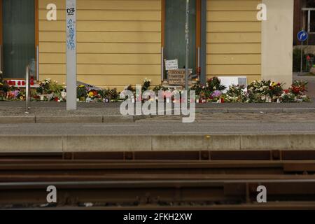 Potsdam Babelsberg, Allemagne. 1er mai 2021. Potsdam-Babelsberg: Devant Thusnelda von Saldern Haus, une institution du prestataire de services sociaux Oberlinhaus, de nombreux amateurs de tournants ont mis des fleurs et des bougies. A Thusnelda von Saldern Haus, une institution du prestataire de services sociaux Oberlinhaus, quatre personnes ont été tuées et une femme a été grièvement blessée mercredi soir. Un employé de 51 ans est soupçonné d'urgence. Elle a été arrêtée et admise dans un hôpital psychiatrique. (Photo de Simone Kuhlmey/Pacific Press) crédit: Pacific Press Media production Corp./Alay Live News Banque D'Images