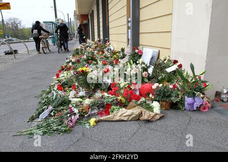 Potsdam Babelsberg, Allemagne. 1er mai 2021. Potsdam-Babelsberg: Devant Thusnelda von Saldern Haus, une institution du prestataire de services sociaux Oberlinhaus, de nombreux amateurs de tournants ont mis des fleurs et des bougies. A Thusnelda von Saldern Haus, une institution du prestataire de services sociaux Oberlinhaus, quatre personnes ont été tuées et une femme a été grièvement blessée mercredi soir. Un employé de 51 ans est soupçonné d'urgence. Elle a été arrêtée et admise dans un hôpital psychiatrique. (Photo de Simone Kuhlmey/Pacific Press) crédit: Pacific Press Media production Corp./Alay Live News Banque D'Images