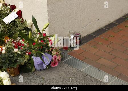 Potsdam Babelsberg, Allemagne. 1er mai 2021. Potsdam-Babelsberg: Devant Thusnelda von Saldern Haus, une institution du prestataire de services sociaux Oberlinhaus, de nombreux amateurs de tournants ont mis des fleurs et des bougies. A Thusnelda von Saldern Haus, une institution du prestataire de services sociaux Oberlinhaus, quatre personnes ont été tuées et une femme a été grièvement blessée mercredi soir. Un employé de 51 ans est soupçonné d'urgence. Elle a été arrêtée et admise dans un hôpital psychiatrique. (Photo de Simone Kuhlmey/Pacific Press) crédit: Pacific Press Media production Corp./Alay Live News Banque D'Images