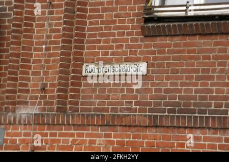 Potsdam Babelsberg, Allemagne. 1er mai 2021. Potsdam-Babelsberg: La photo montre le panneau de rue sur un bâtiment dans l'Oberlinhaus. A Thusnelda von Saldern Haus, une institution du prestataire de services sociaux Oberlinhaus, quatre personnes ont été tuées et une femme a été grièvement blessée mercredi soir. Un employé de 51 ans est soupçonné d'urgence. Elle a été arrêtée et admise dans un hôpital psychiatrique. (Photo de Simone Kuhlmey/Pacific Press) crédit: Pacific Press Media production Corp./Alay Live News Banque D'Images