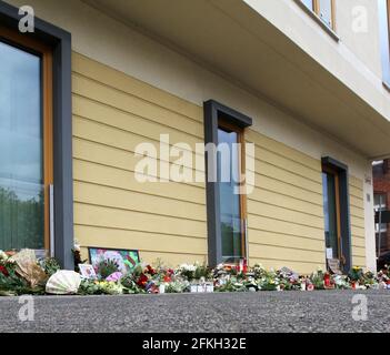 Potsdam Babelsberg, Allemagne. 1er mai 2021. Potsdam-Babelsberg: Devant Thusnelda von Saldern Haus, une institution du prestataire de services sociaux Oberlinhaus, de nombreux amateurs de tournants ont mis des fleurs et des bougies. A Thusnelda von Saldern Haus, une institution du prestataire de services sociaux Oberlinhaus, quatre personnes ont été tuées et une femme a été grièvement blessée mercredi soir. Un employé de 51 ans est soupçonné d'urgence. Elle a été arrêtée et admise dans un hôpital psychiatrique. (Photo de Simone Kuhlmey/Pacific Press) crédit: Pacific Press Media production Corp./Alay Live News Banque D'Images