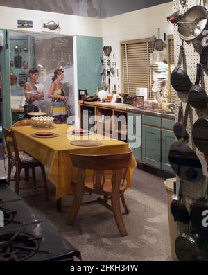 Deux visiteurs de l'exposition Julia Child's Kitchen de la Smithsonian institution à Washington D.C. passent par une barrière en plexiglas. Banque D'Images