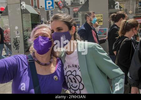 Sur la photo, le chef et le diputat de la fête de podemos, Irene Montero. À peine trois jours avant les élections de Madrid de 4-M, la gauche envahit les rues de Madrid comme la dernière balle dans la période qui précède les élections. Le gouvernement de PSOE et United nous pouvons avoir renversé avec l'appel à la manifestation du jour de mai avec la présence de plusieurs de ses ministres à une nomination qui a rassemblé plusieurs milliers de personnes dans la capitale de l'Espagne, bien que la nomination ait été limitée à mille participants. La présence de Yolanda Díaz, troisième vice-présidente et ministre du travail, se distingue, Banque D'Images